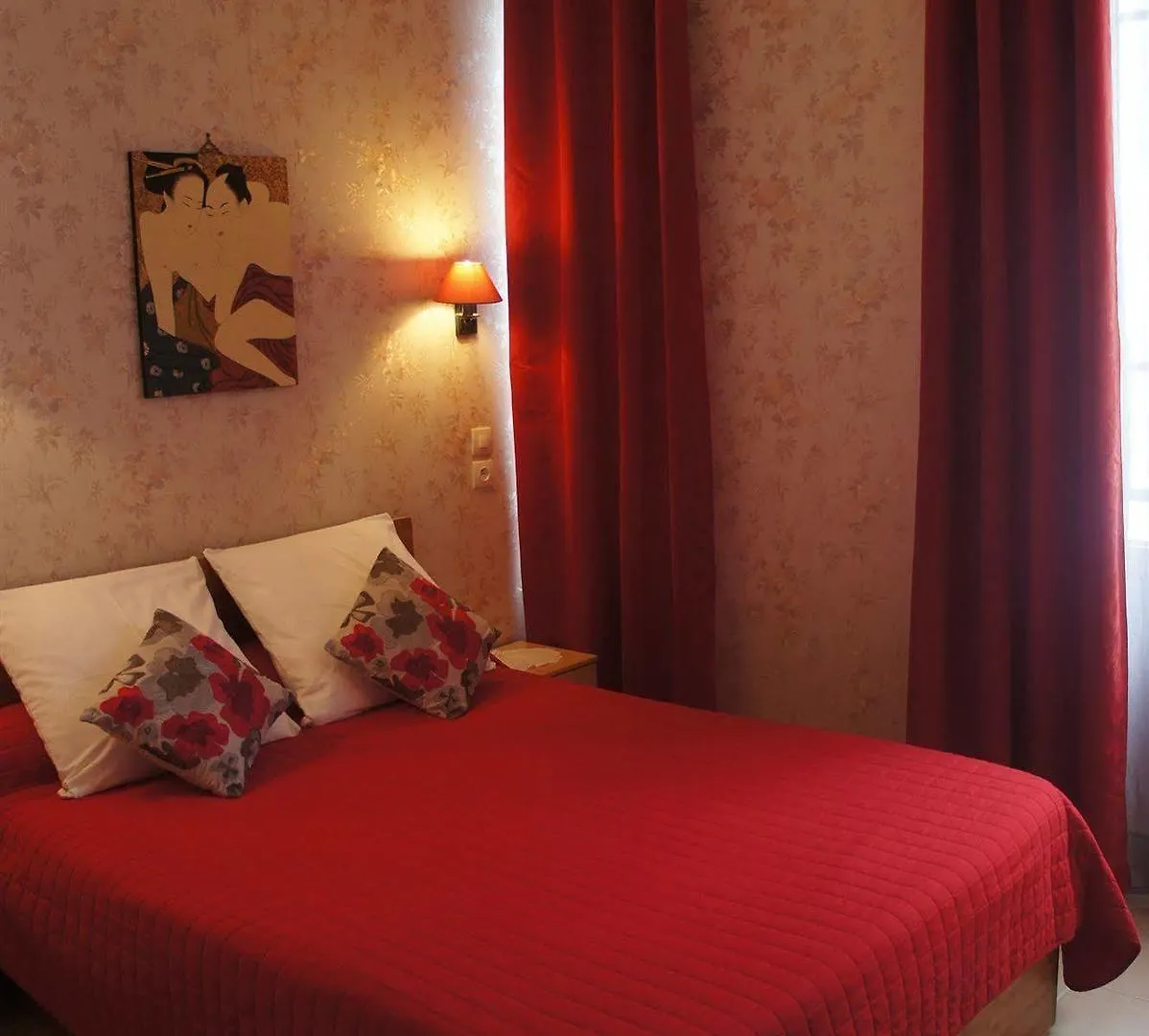 Les Chansonniers Hotel